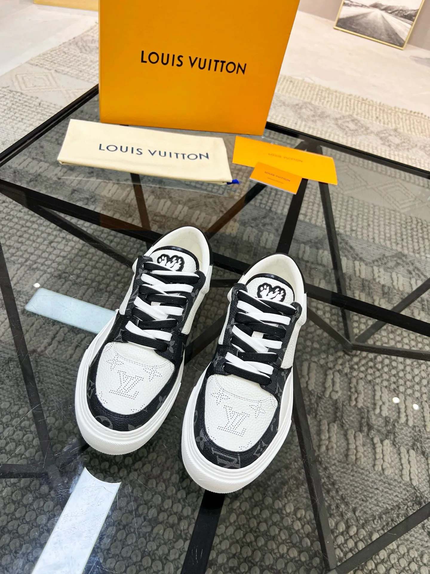 Factory price: 438💰LV top purchasing agent 🇮🇹 Lu Street Male God’s popular casual sneakers counter synchronized, uppers imported from Italy cowhide fabrics, colorful and complex handicrafts, imported water-dyed cowhide lining cowhide foot pads Soles: original soles specially provided by the factory, TPU exclusive movable molded soles super comfortable, original factory single goods, 🔍🔍high quality, you can enter and exit the counter at will, welcome to compare, code number 38-44 (45 can be ordered)